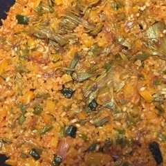 Una foto de Paella de alcachofas con berenjena