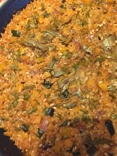 Una foto de Paella de alcachofas con berenjena