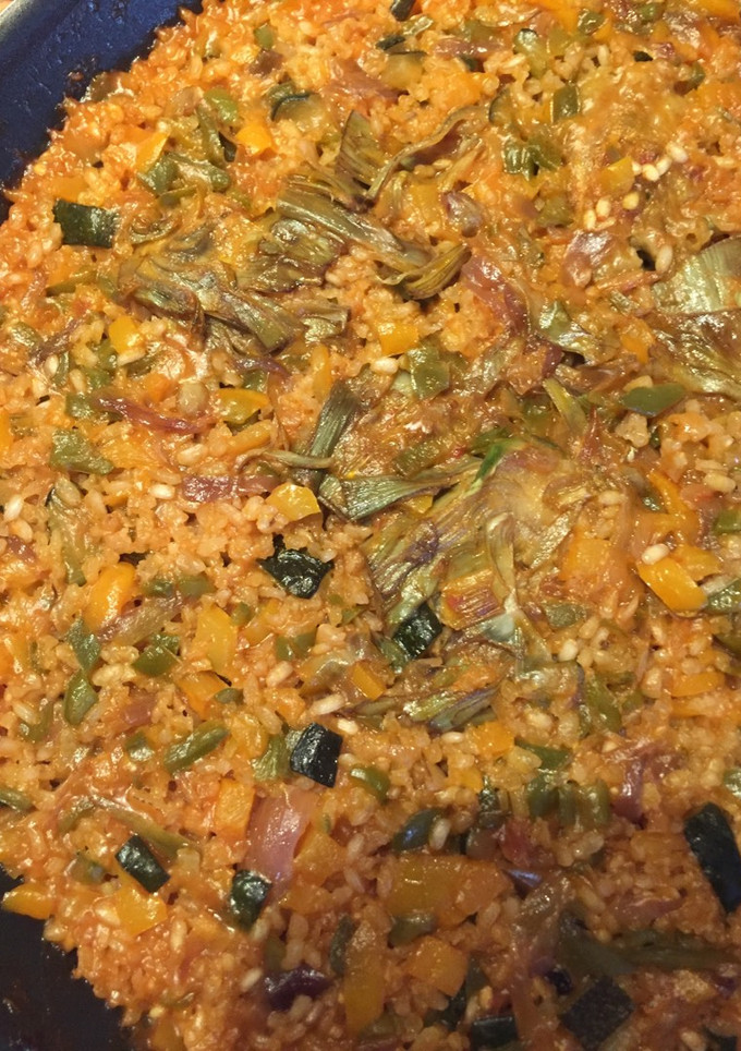 Una foto de Paella de alcachofas con berenjena