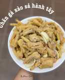 Chân gà xào sả hành tây