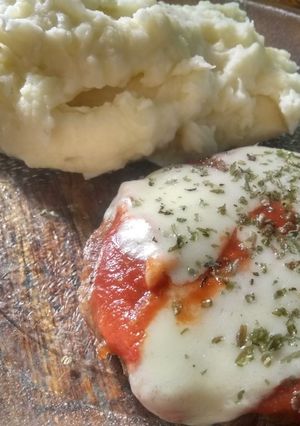 Una foto de Hamburguesas a la napo con puré