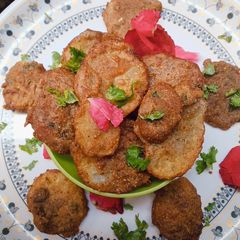 A picture of Water chestnut potato fritters.