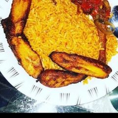 A picture of Jollof rice n fried plantain.