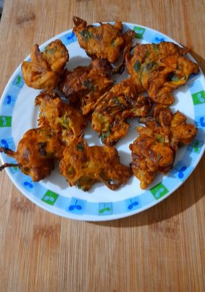 हादग्याच्या फुलांची भजी/अगस्तीच्या फुलांची भजी (Hadgyachya Fulanchi Bhajji Recipe In Marathi) रेसिपी चे मुख्य फोटो 
