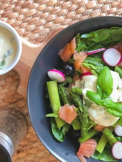 Foto de Salada de aspargos, espinafre e salmão com molho de iogurte