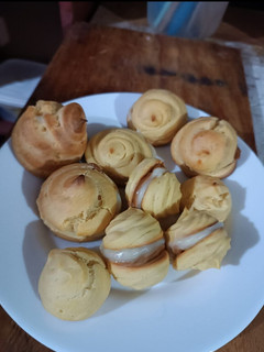Una foto de Profiteroles rellenos de manjar y crema pastelera