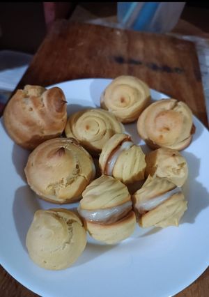 Una foto de Profiteroles rellenos de manjar y crema pastelera