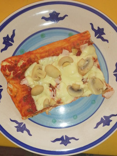 Una foto de Pizza con borde de queso
