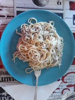Una foto de Spaghetti con gulas y atún