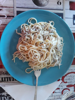 Una foto de Spaghetti con gulas y atún