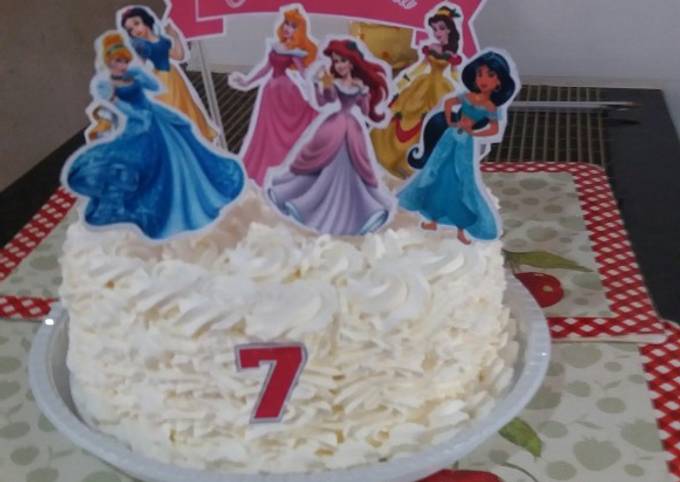 Confeitando bolo de princesas 