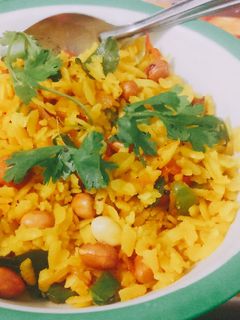 कांदा पोहे (Kanda Pohe Recipe In Marathi) रेसिपी चे मुख्य फोटो 