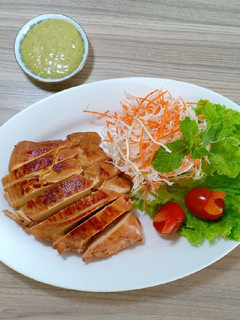 Hình của món Ức gà áp chảo & salad bắp cải.