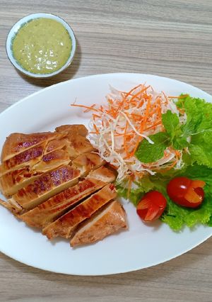 Hình của món Ức gà áp chảo & salad bắp cải.