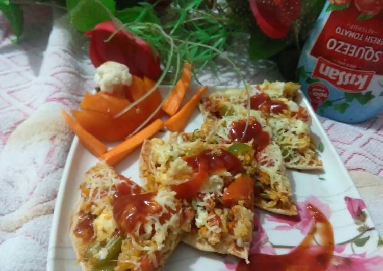Recipe of Quick Cauliflower &amp; Paneer stuffed chapati pizza