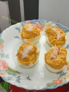 Una foto de Huevos rellenos de pasta de gambas