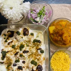 A picture of Dahi bara Aloo dum.