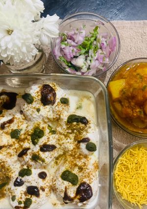 A picture of Dahi bara Aloo dum.