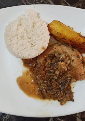 Una foto de Pollo con Champiñones