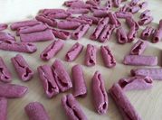 Una foto di pasta fresca di barbabietola