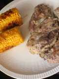 Cordero al grill con maíz precocido