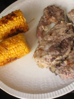 Una foto de Cordero al grill con maíz precocido