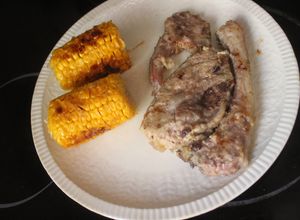 Foto principal de Cordero al grill con maíz precocido