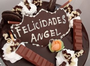 Una foto de Tarta de fiesta muerte por el chocolate 🍫🍫🍫