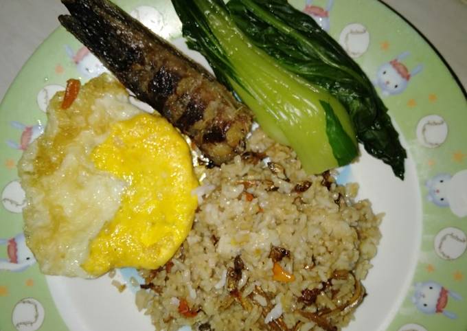 Anti Ribet, Buat Nasi goreng ikan teri Menu Enak Dan Mudah Dibuat