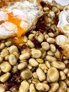 Una foto de Habitas con jamón y huevo frito 🍳