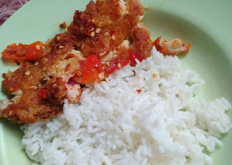 Cara Menyiapkan Ayam Geprek + Nasi Putih Super Enak