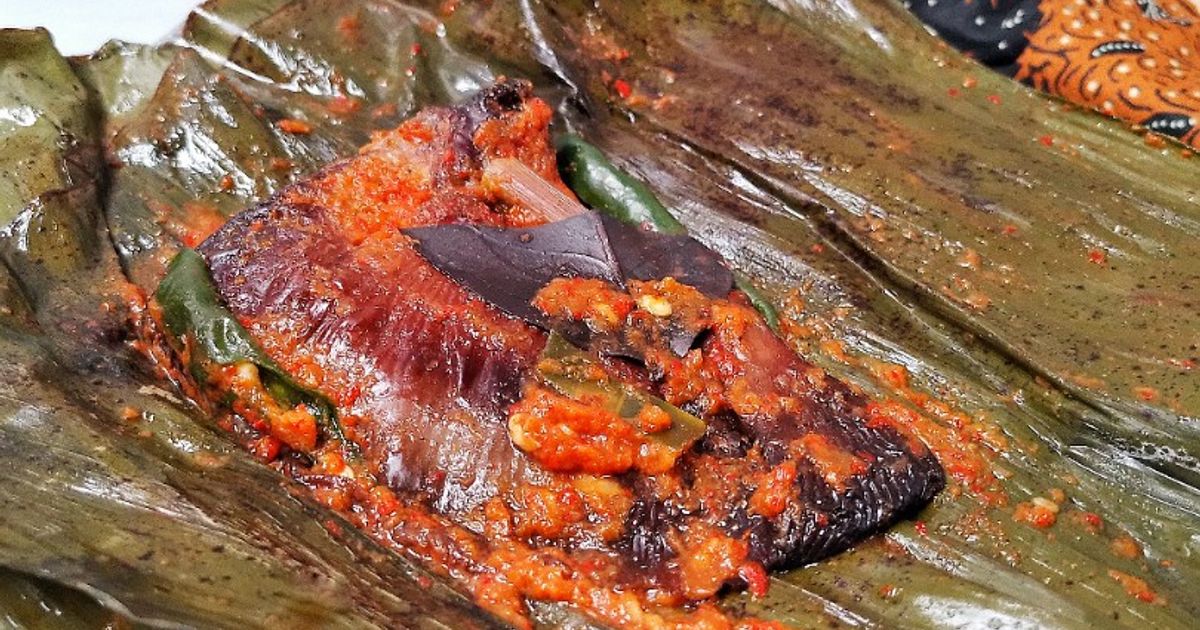 Pepes Ikan Pari Asap