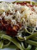 Fettuccine con sabor a pesto, bañado de salsa bolognesa