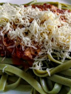 Una foto de Fettuccine con sabor a pesto, bañado de salsa bolognesa