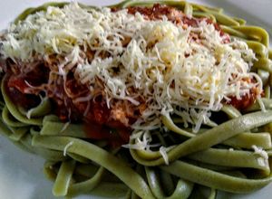 Una foto de Fettuccine con sabor a pesto, bañado de salsa bolognesa