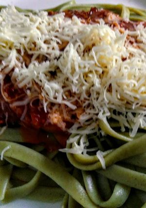 Una foto de Fettuccine con sabor a pesto, bañado de salsa bolognesa
