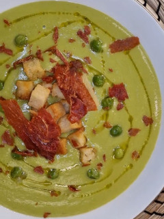 Una foto de Crema de guisantes con jamón crujiente