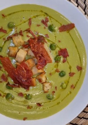 Una foto de Crema de guisantes con jamón crujiente