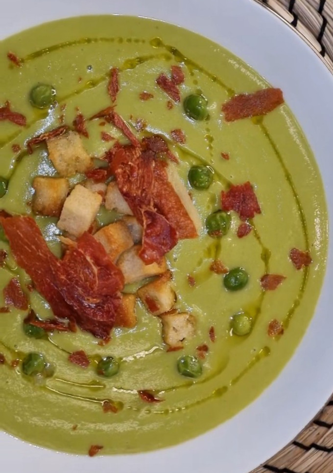 Una foto de Crema de guisantes con jamón crujiente