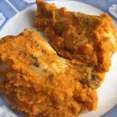 Una foto de Muslos de pollo con salsa de zanahoria