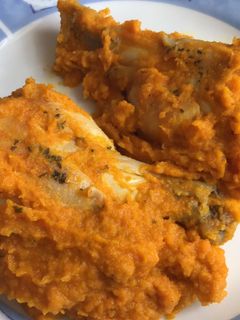Una foto de Muslos de pollo con salsa de zanahoria