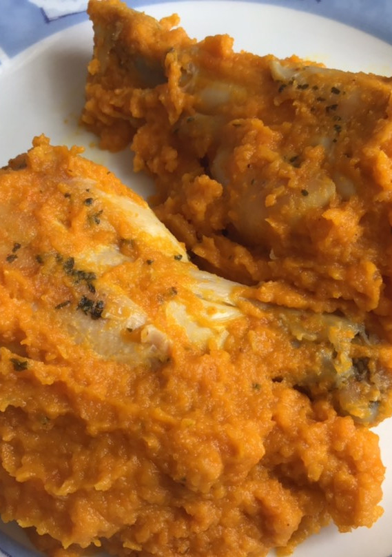 Una foto de Muslos de pollo con salsa de zanahoria