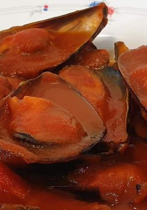 Una foto de Mejillones en salsa de tomate picante