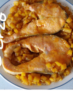 Una foto de Salmón con calabacín y patatas