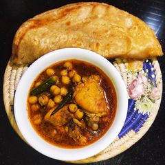 Lahori Murgh Cholay (Chicken Chickpeas Curry) A picture of Lahori Murgh Cholay (Chicken Chickpeas Curry).