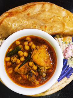 A picture of Lahori Murgh Cholay (Chicken Chickpeas Curry).