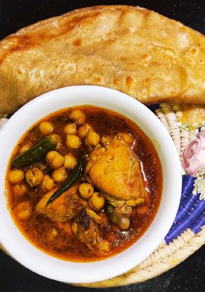 A picture of Lahori Murgh Cholay (Chicken Chickpeas Curry).