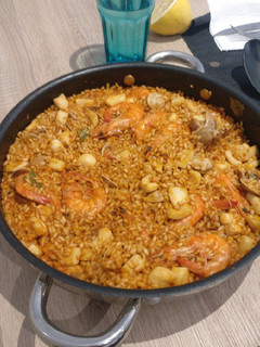 Una foto de Paella con bogavante 🥘