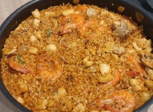Una foto de Paella con bogavante 🥘