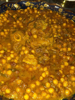 Una foto de Tajín de carne de cordero y garbanzos y pasas